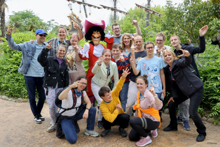 Buitenhof Reizen - Disneyland Parijs - begeleide vakanties voor mensen met een beperking - Groepsfoto met kapitein Haak