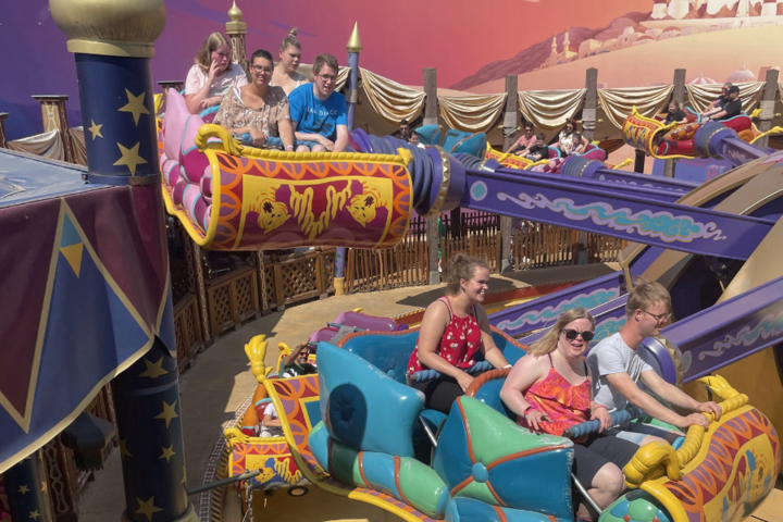 Buitenhof Reizen - Disneyland Parijs - begeleide vakanties voor mensen met een beperking - Reizigers in de vliegen tapijt attractie