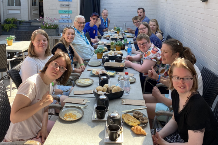 Buitenhof Reizen - Belgische Kust - begeleide vakanties voor mensen met een beperking - Groepsfoto eten met elkaar