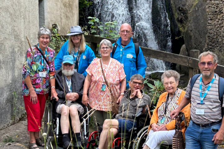 Buitenhof Reizen - Neuerburg in de Eifel - begeleide vakanties voor mensen met een beperking - Reizigers bij waterval