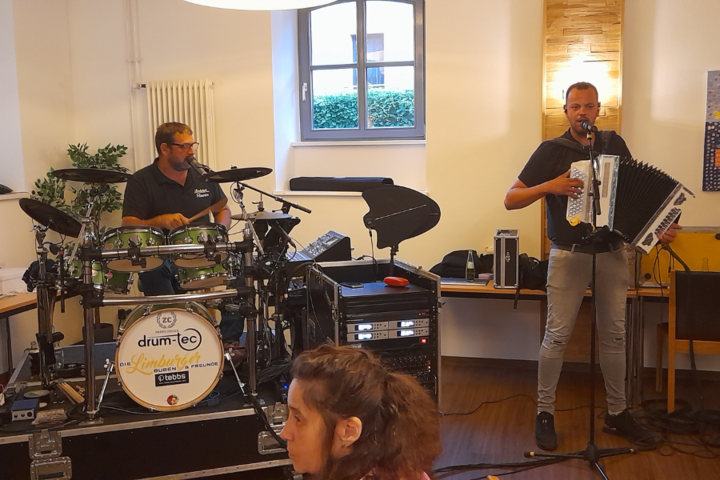 Buitenhof Reizen - Neuerburg in de Eifel - begeleide vakanties voor mensen met een beperking - Live muziek