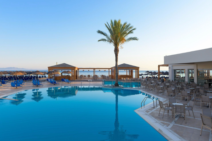 Buitenhof Reizen -Rhodos - begeleide vakanties voor mensen met een beperking - Hotel Avra Beach Zwembad