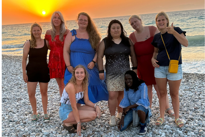 Buitenhof Reizen - Rhodos - begeleide vakanties voor mensen met een beperking - Groepsfoto bij de zonsondergang op het strand