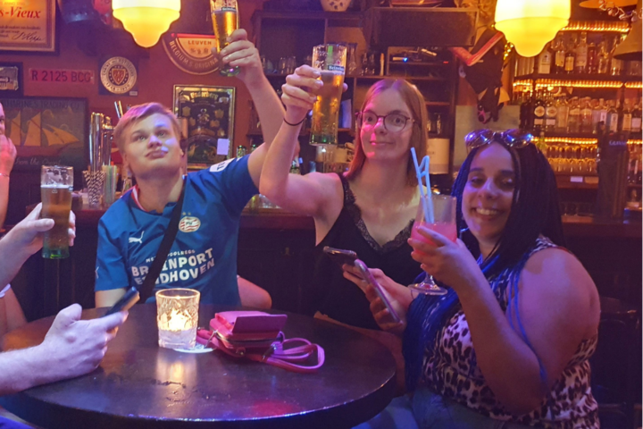 Buitenhof Reizen - Sunny Beach - begeleide vakanties voor mensen met een beperking - Reizigers met drank