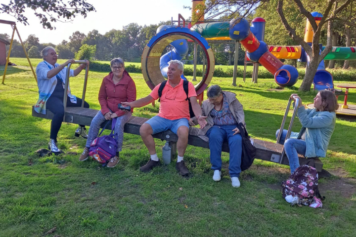 Buitenhof Reizen - Elsloo - begeleide vakanties voor mensen met een beperking - Reizigers bij speeltuin