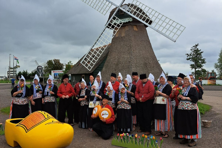Buitenhof Reizen - De Rijp Hollandse Hits Muziekreis - begeleide vakanties voor mensen met een beperking - Foto bij de molen