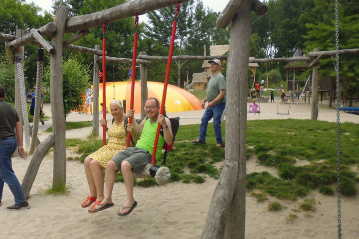 Buitenhof Reizen - Walibi, Apenheul & Slagharen  - begeleide vakanties voor mensen met een beperking - schommelen