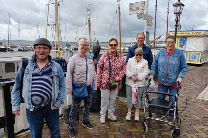Buitenhof Reizen - De Rijp - begeleide vakanties voor mensen met een beperking - Reizigers bij de haven