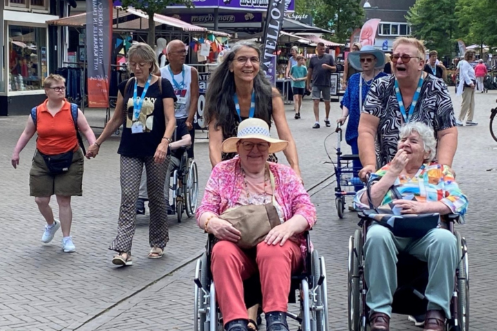 Buitenhof Reizen - Beilen - begeleide vakanties voor mensen met een beperking - Wandeling door de stad met rolstoel