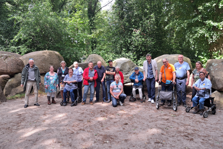 Buitenhof Reizen - Beilen - begeleide vakanties voor mensen met een beperking - Groepsfoto bij hunebedden