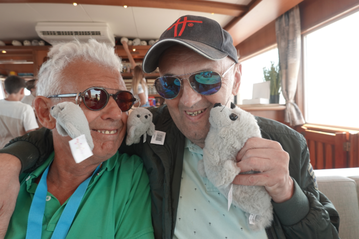 Buitenhof Reizen - Ameland - begeleide vakanties voor mensen met een beperking - Reizigers met zeehonden souvenier