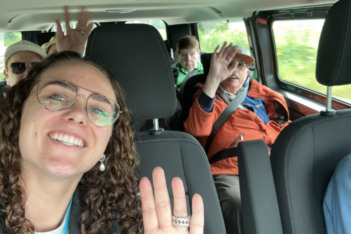 Buitenhof Reizen - Ameland - begeleide vakanties voor mensen met een beperking - In de bus