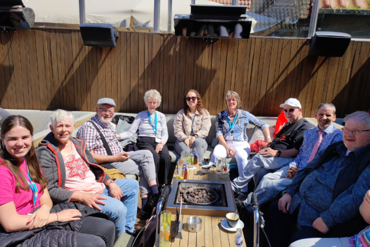 Buitenhof Reizen - Ameland - begeleide vakanties voor mensen met een beperking - Terras in de zon