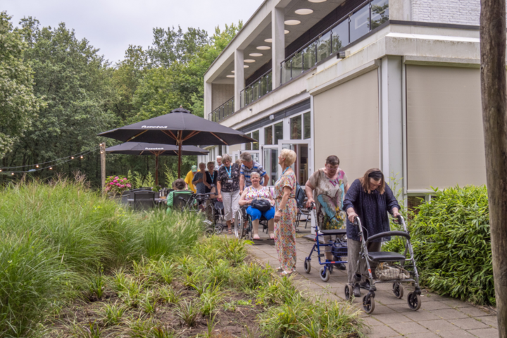 Buitenhof Reizen - Parc Spelderholt - begeleide vakanties voor mensen met een beperking - Reizigers maken wandeling