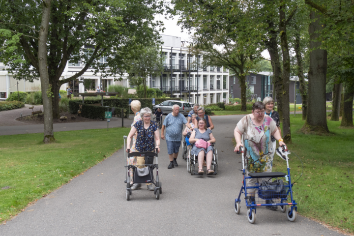 Buitenhof Reizen - Parc Spelderholt - begeleide vakanties voor mensen met een beperking - Wandeling maken