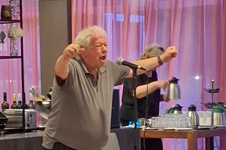 Buitenhof Reizen - Parc Spelderholt - begeleide vakanties voor mensen met een beperking - Reiziger zingt