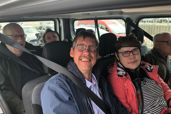 Buitenhof Reizen - Almelo - begeleide vakanties voor mensen met een beperking -  Op pad met elektrische busjes
