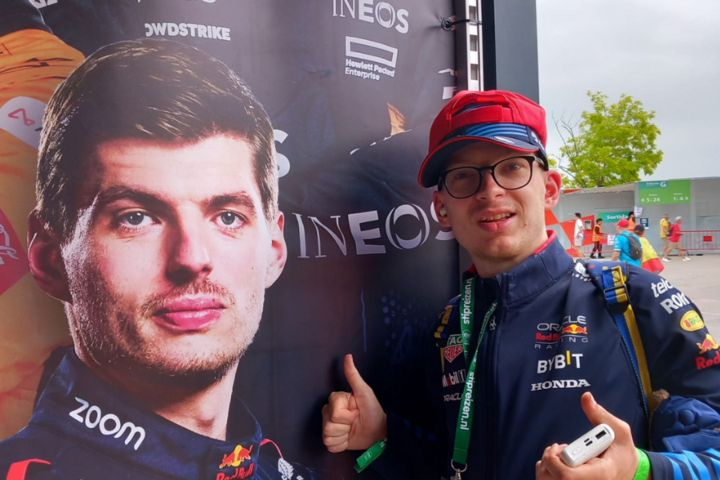 Buitenhof Reizen - Grand Prix Barcelona - begeleide vakanties voor mensen met een beperking - Foto met Max Verstappen
