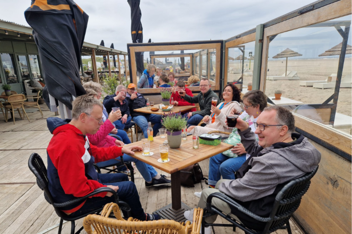 Buitenhof Reizen - Callantsoog - begeleide vakanties voor mensen met een beperking -  Terrasje op het strand