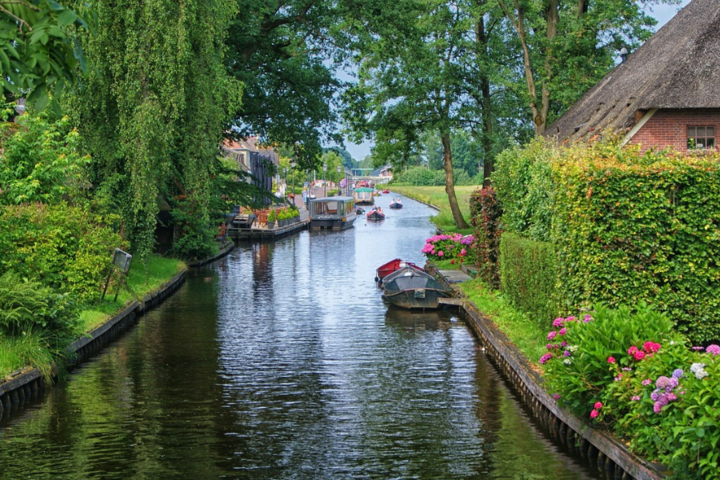 Buitenhof Reizen -Giethoorn - begeleide vakanties voor mensen met een beperking -  Giethoorn water