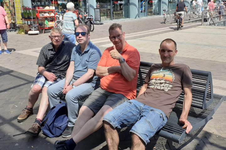 Buitenhof Reizen -Giethoorn - begeleide vakanties voor mensen met een beperking -  Giethoorn terras