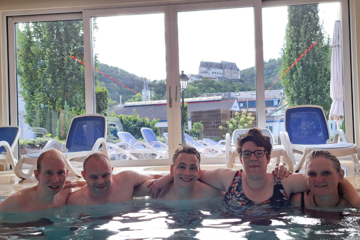 Buitenhof Reizen - Vianden - Begeleide vakanties voor mensen met een beperking - Hotel Belle Vue zwembad