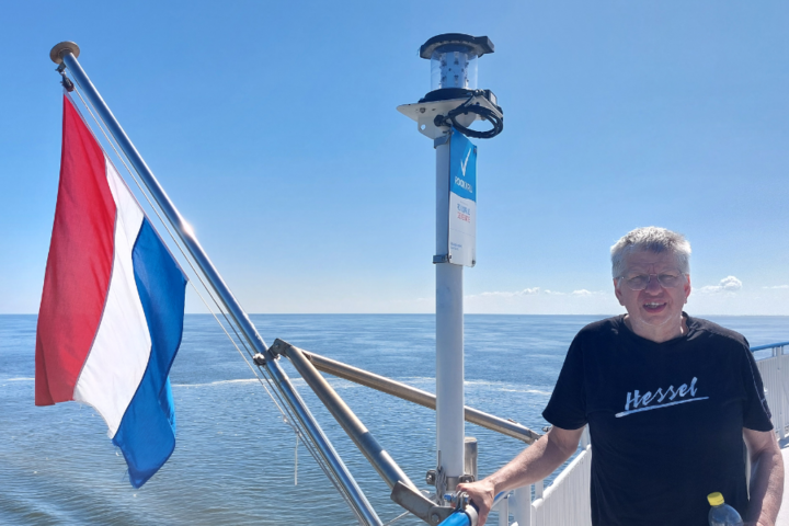 Buitenhof Reizen - Lauwersoog Friesland- Begeleide vakanties voor mensen met een beperking - Foto op boot met Nederlandse vlag