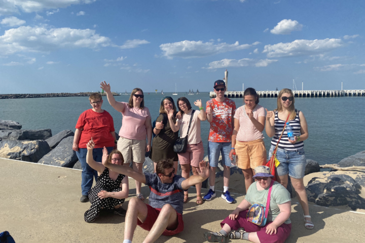 Buitenhof Reizen - Belgische kust - Begeleide vakanties voor mensen met een beperking - Groepsfoto op het strand