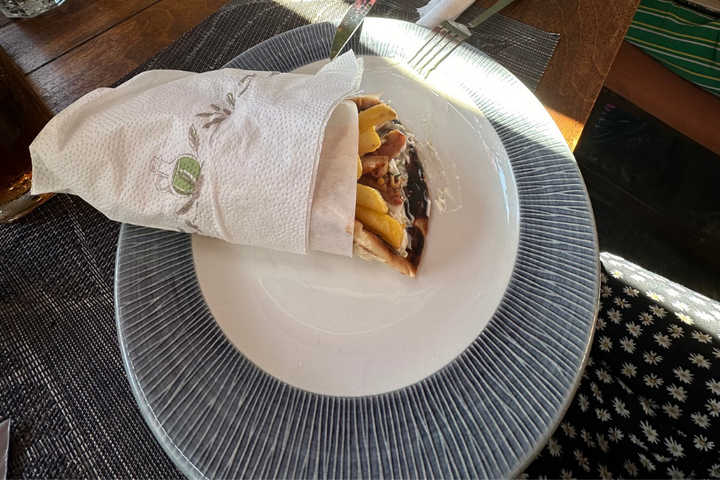Rhodos - begeleide vakanties voor mensen met een beperking - Gyros en souvlaki eten