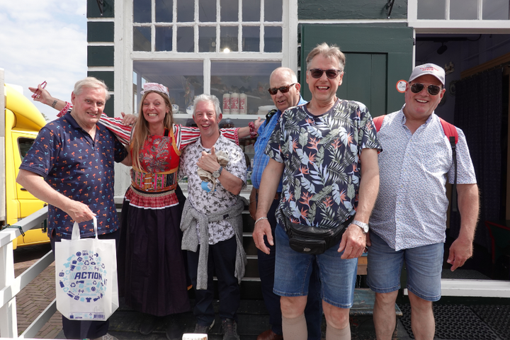Buitenhof Reizen - De Rijp - begeleide groepsreizen met een verstandelijke beperking - kaasmeisje groepsfoto