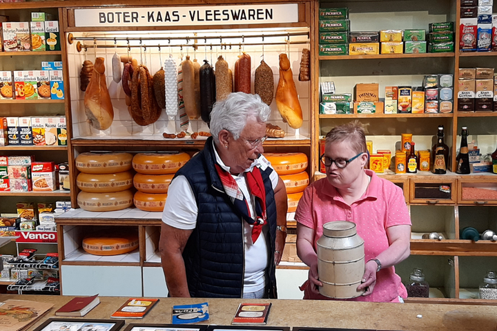 Buitenhof Reizen - De Moer - begeleide groepsreizen met een verstandelijke beperking - kaaswinkeltje