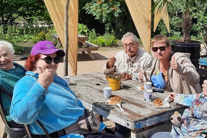Buitenhof Reizen - De Moer - begeleide groepsreizen met een verstandelijke beperking - terrasje