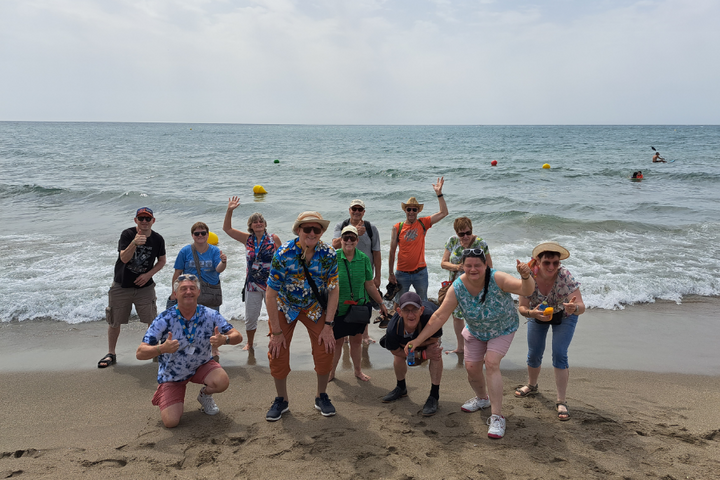 Buitenhof Reizen - Mallorca - begeleide groepsreizen met een verstandelijke beperking - groepsfoto op het strand