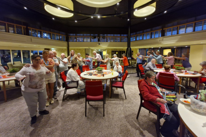 Buitenhof Reizen - Lunteren - begeleide vakanties voor mensen met een beperking - Dansende reizigers bij de bonte avond