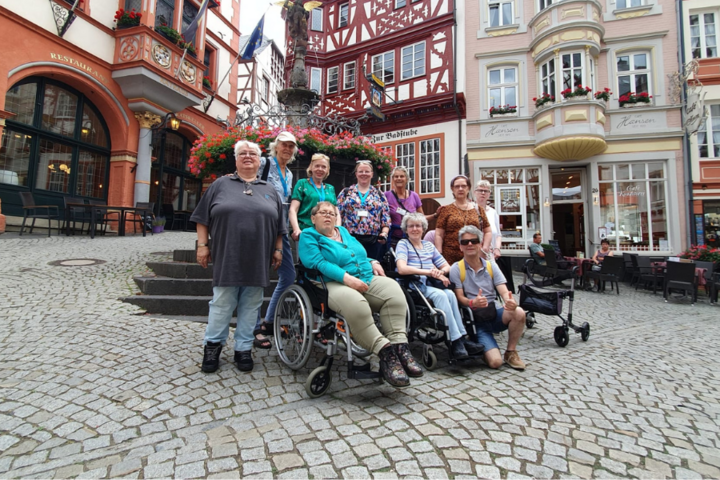 Buitenhof Reizen - Neuerburg in de Eifel - begeleide vakanties voor mensen met een beperking - Groepsfoto  van reizigers in een dorpje