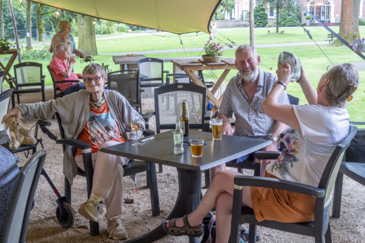 Buitenhof Reizen - Parc Spelderholt - begeleide vakanties voor mensen met een beperking - Reiziger op terras