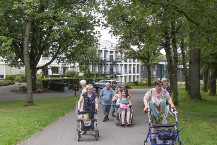 Buitenhof Reizen - Parc Spelderholt - begeleide vakanties voor mensen met een beperking - Reiziger lopen op park