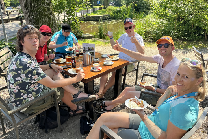 Buitenhof Reizen - Fietsen in Twente - begeleide vakanties voor mensen met een beperking -Reizigers op het terras