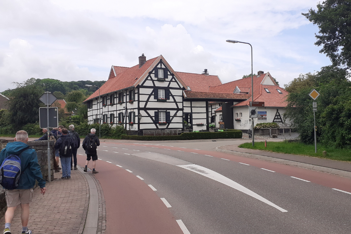 Buitenhof Reizen - Wandelen in Limburg - begeleide vakanties voor mensen met een beperking - Reizigers wandelend langs de weg