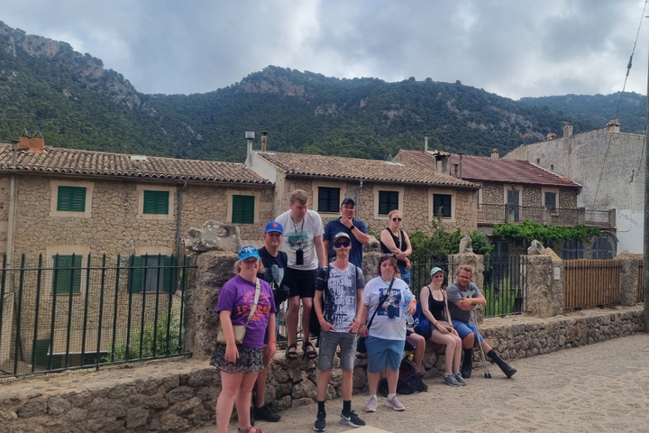 Buitenhof Reizen - Mallorca Tramuntana - begeleide vakanties voor mensen met een beperking - Groepsfoto in dorpje
