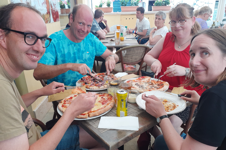 Buitenhof Reizen - Italiaanse BloemenriviÃ©ra - begeleide vakanties voor mensen met een beperking - Reizigers eten een pizza