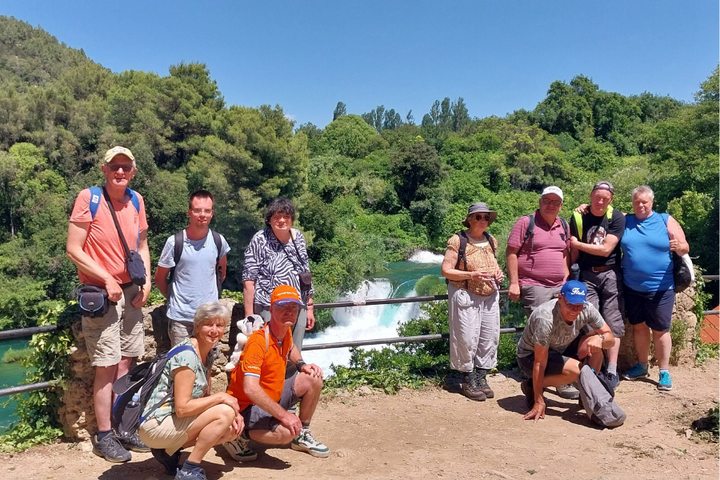 Buitenhof Reizen - Nationale parken van Kroatie - begeleide vakanties voor mensen met een beperking - Groepsfoto voor een waterval