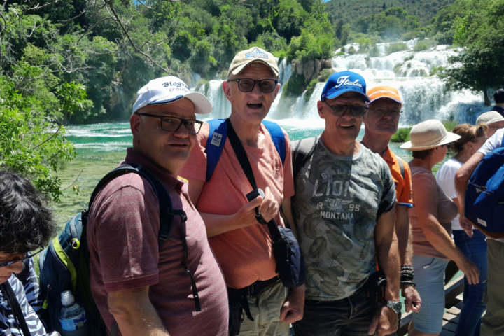 Buitenhof Reizen - Nationale parken van Kroatie - begeleide vakanties voor mensen met een beperking - Groepsfoto voor een waterval (2)