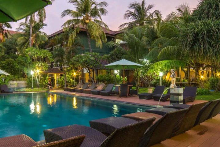 Buitenhof Reizen - Bali - begeleide vakanties voor mensen met een beperking - Zwembad Bakung Beach hotel (1)