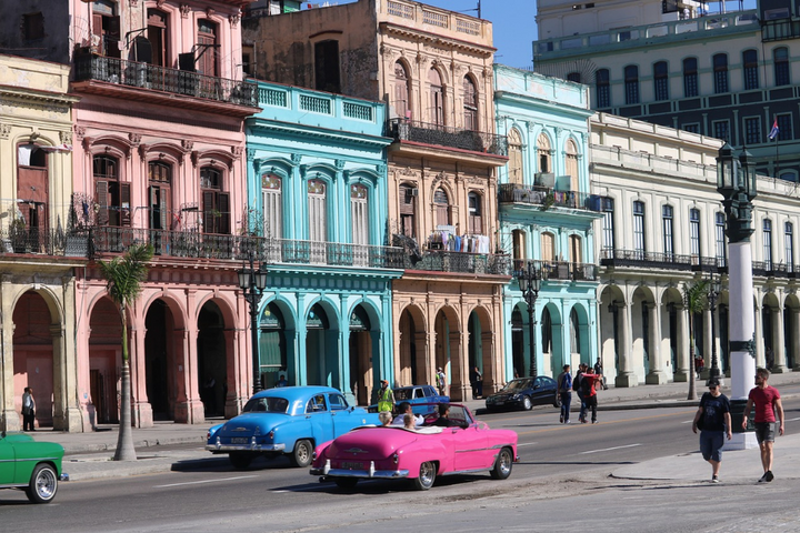Buitenhof Reizen - Cuba - begeleide vakanties voor mensen met een beperking - Gekleurde huizen met fel gekleurde auto's