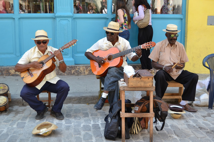 Buitenhof Reizen - Cuba - begeleide vakanties voor mensen met een beperking - Muzikanten op straat