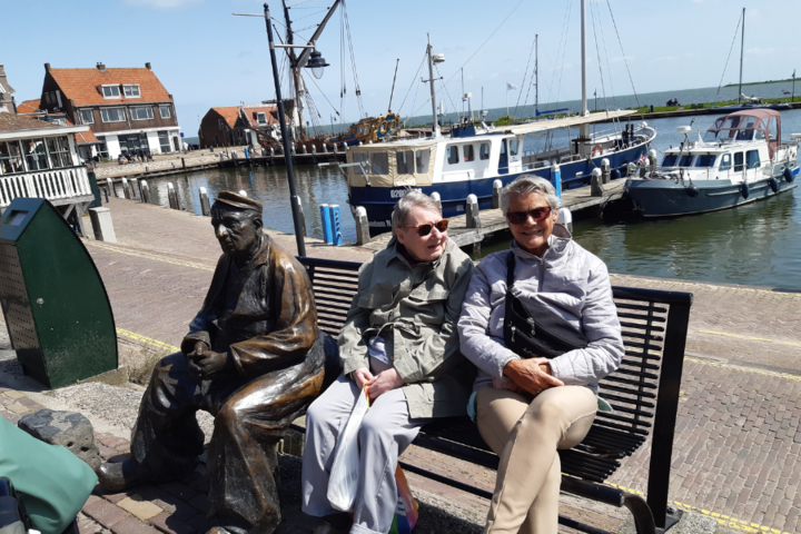 Buitenhof Reizen - Volendam - begeleide vakanties voor mensen met een beperking -Reizigers op een bankje