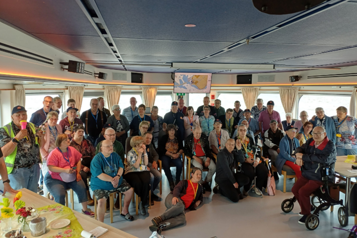 Buitenhof Reizen - Buitenhof Zomercruise - begeleide vakanties voor mensen met een beperking - groepsfoto aan boord