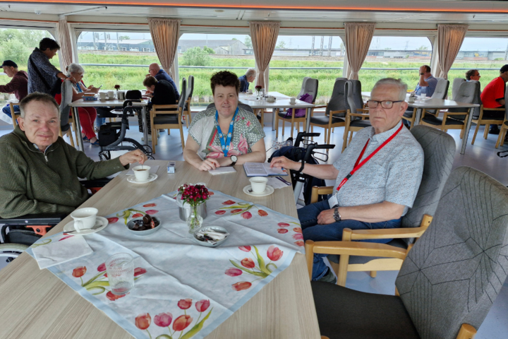 Buitenhof Reizen - Buitenhof Zomercruise - begeleide vakanties voor mensen met een beperking - Kopje koffie drinken