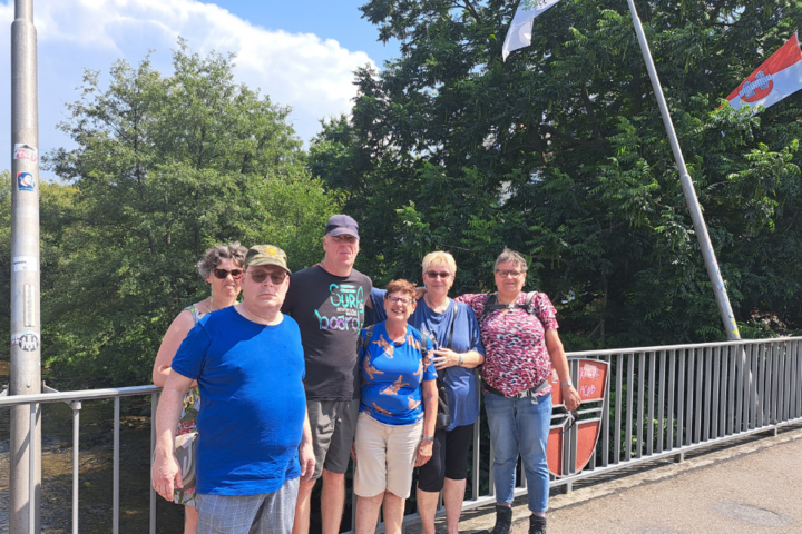 Buitenhof Reizen - Elzas - begeleide vakanties voor mensen met een beperking - Reizigers op een brug